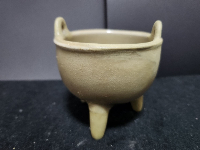 古玩陶瓷館藏級精品北宋龍泉青瓷筆管鼎式爐拍賣,當前價格5980元
