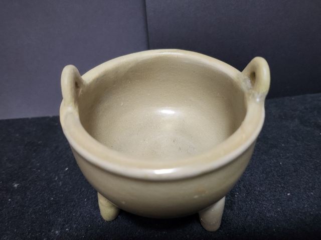 古玩陶瓷館藏級精品北宋龍泉青瓷筆管鼎式爐拍賣,當前價格5980元