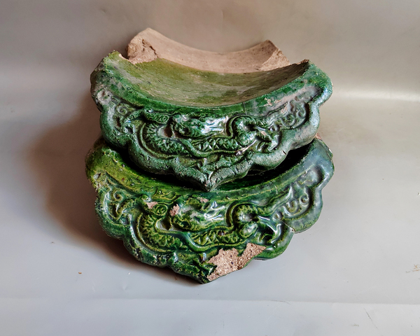 古玩陶瓷明代綠釉高浮雕龍紋瓦當二片拍賣，當前價格300元