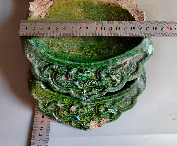 古玩陶瓷明代綠釉高浮雕龍紋瓦當二片拍賣，當前價格300元