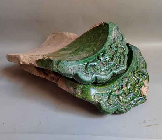 古玩陶瓷明代綠釉高浮雕龍紋瓦當二片拍賣，當前價格300元