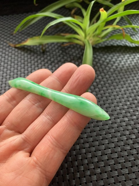 古玩玉器清代翡翠雕“素紋發簪”拍賣,當前價格11000元
