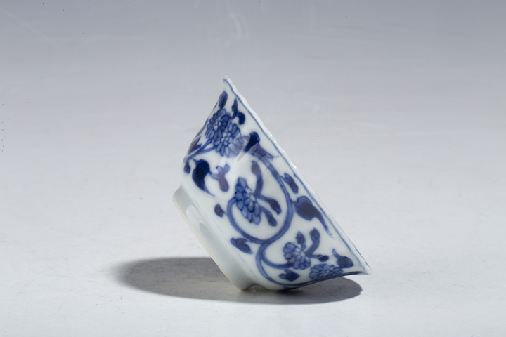 古玩陶瓷清康熙·青花纏枝花卉紋花口杯拍賣,當前價格0元