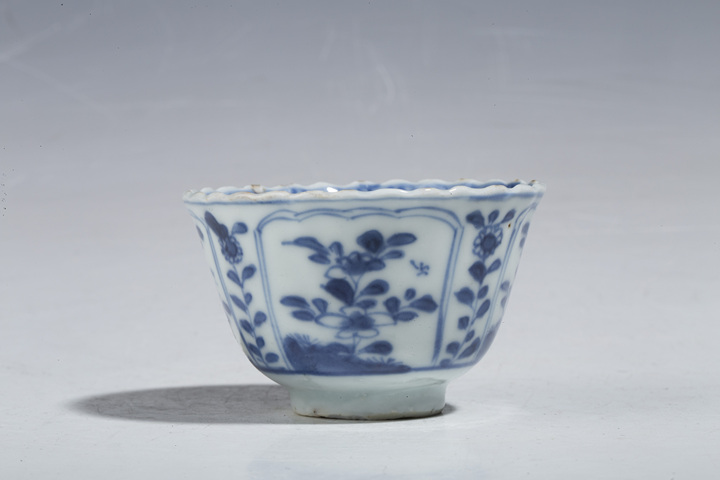 古玩陶瓷清康熙·青花開窗花卉紋花口杯拍賣,當前價格663元