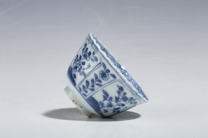 古玩陶瓷清康熙·青花開窗花卉紋花口杯拍賣,當前價格663元