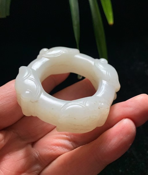 古玩玉器老和田玉雕“蟬紋發箍”拍賣，當前價格28000元