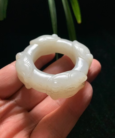 古玩玉器老和田玉雕“蟬紋發箍”拍賣，當前價格28000元