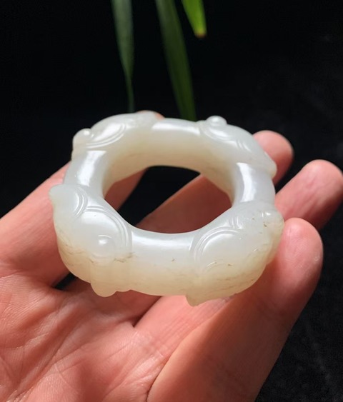 古玩玉器老和田玉雕“蟬紋發箍”拍賣，當前價格28000元