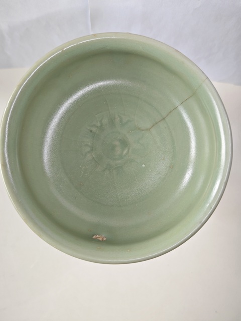 古玩陶瓷元末明初·龍泉暗刻花卉紋高足杯拍賣，當(dāng)前價(jià)格6000元