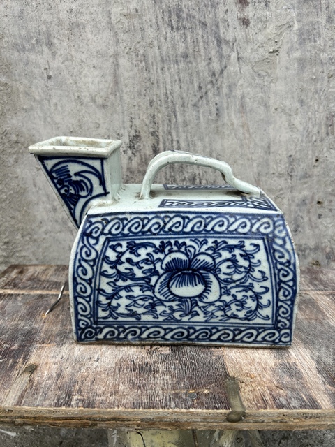 古玩陶瓷清中期 青花虎子拍賣,當前價格388元