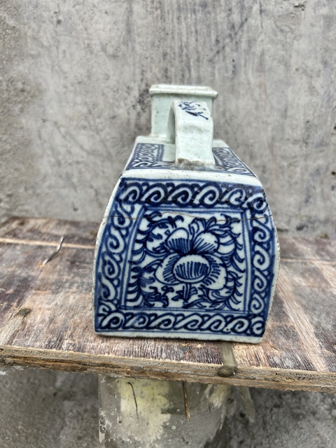 古玩陶瓷清中期 青花虎子拍賣,當前價格388元