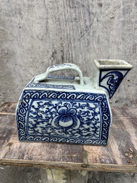 古玩陶瓷清中期 青花虎子拍賣,當前價格388元