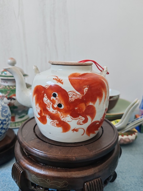 古玩陶瓷晚清時期礬紅獅子紋提梁壺拍賣,當前價格1280元