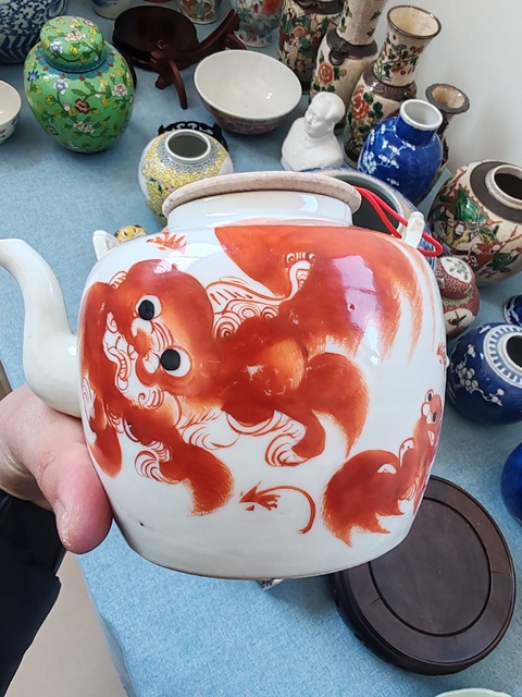 古玩陶瓷晚清時期礬紅獅子紋提梁壺拍賣,當前價格1280元