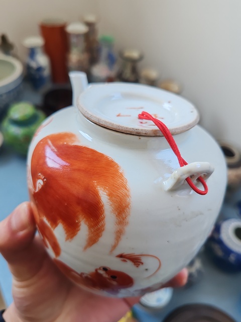 古玩陶瓷晚清時期礬紅獅子紋提梁壺拍賣,當前價格1280元