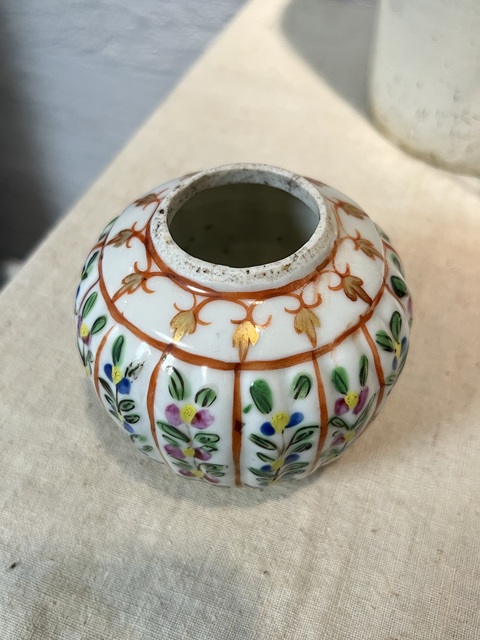 古玩陶瓷粉彩花卉紋瓜棱水盂拍賣，當前價格400元