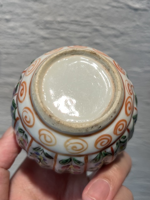 古玩陶瓷粉彩花卉紋瓜棱水盂拍賣，當前價格400元
