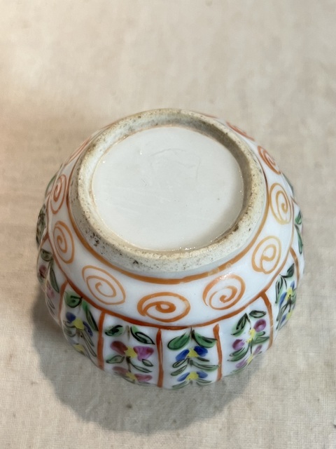 古玩陶瓷粉彩花卉紋瓜棱水盂拍賣，當前價格400元