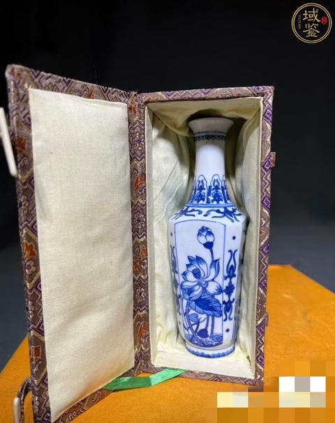 古玩陶瓷創(chuàng)匯·青花四季花卉紋瓶真品鑒賞圖