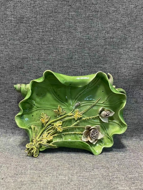 古玩陶瓷清晚期貼塑荷葉香櫞盤+鼻煙壺拍賣,當(dāng)前價(jià)格18888元