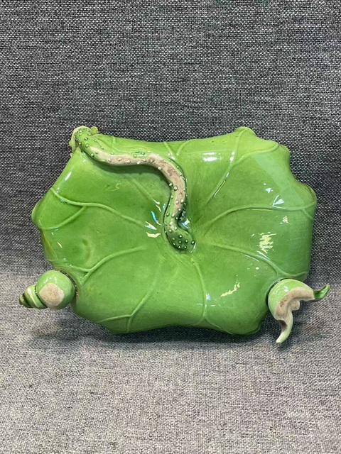 古玩陶瓷清晚期貼塑荷葉香櫞盤+鼻煙壺拍賣,當(dāng)前價(jià)格18888元