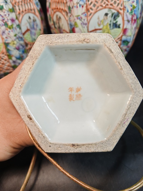 古玩陶瓷粉彩鏤空開窗人物紋燈臺拍賣，當前價格10000元