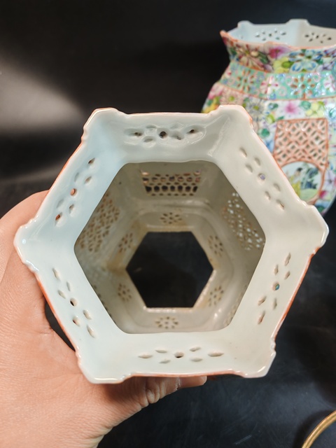 古玩陶瓷粉彩鏤空開窗人物紋燈臺拍賣，當前價格10000元