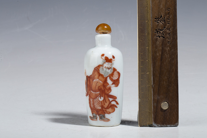 古玩陶瓷清晚·礬紅彩人物紋鼻煙壺真品鑒賞圖