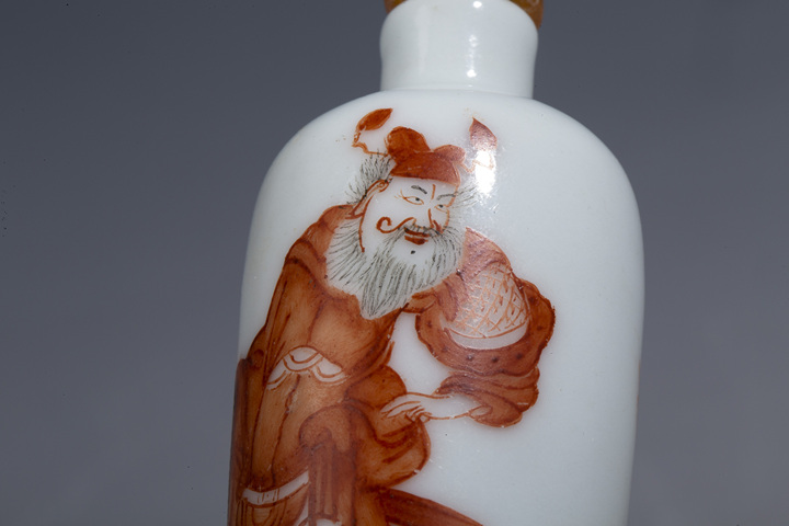 古玩陶瓷清晚·礬紅彩人物紋鼻煙壺真品鑒賞圖