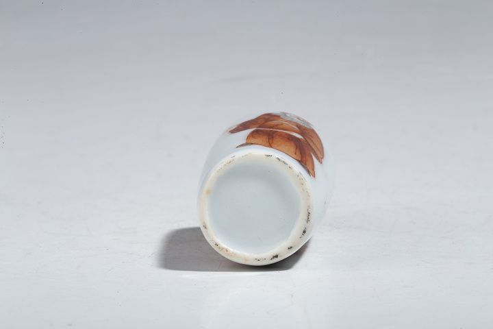 古玩陶瓷清晚·礬紅彩人物紋鼻煙壺真品鑒賞圖