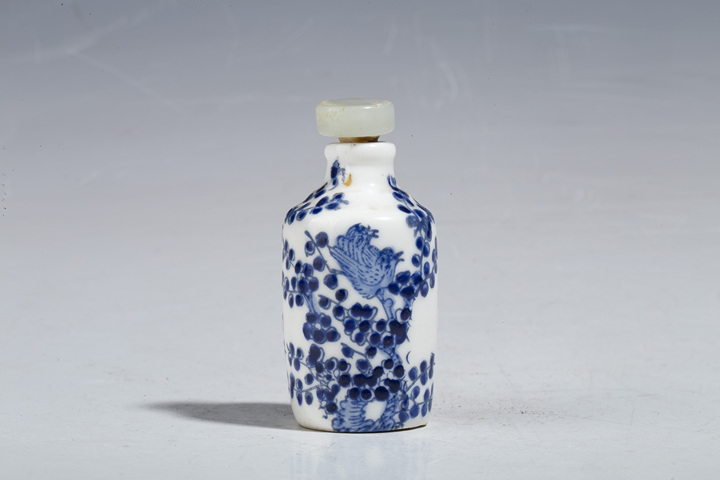 古玩陶瓷清晚·藍(lán)料彩喜鵲登梅圖鼻煙壺拍賣,當(dāng)前價格1680元