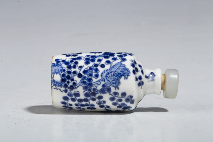 古玩陶瓷清晚·藍(lán)料彩喜鵲登梅圖鼻煙壺拍賣,當(dāng)前價格1680元