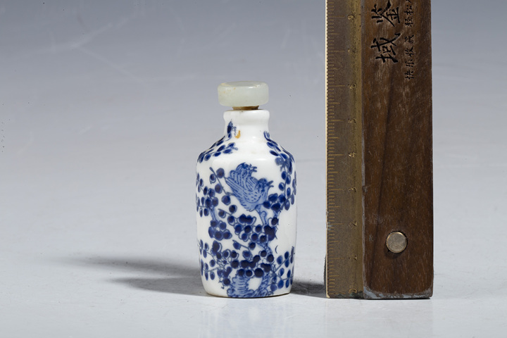 古玩陶瓷清晚·藍(lán)料彩喜鵲登梅圖鼻煙壺拍賣,當(dāng)前價格1680元