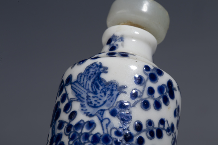 古玩陶瓷清晚·藍(lán)料彩喜鵲登梅圖鼻煙壺拍賣,當(dāng)前價格1680元