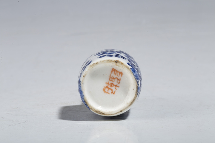 古玩陶瓷清晚·藍(lán)料彩喜鵲登梅圖鼻煙壺拍賣,當(dāng)前價格1680元