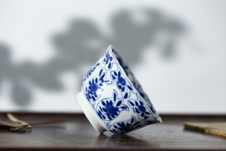 古玩陶瓷清光緒·青花開窗花卉紋花口杯碟拍賣，當前價格2300元