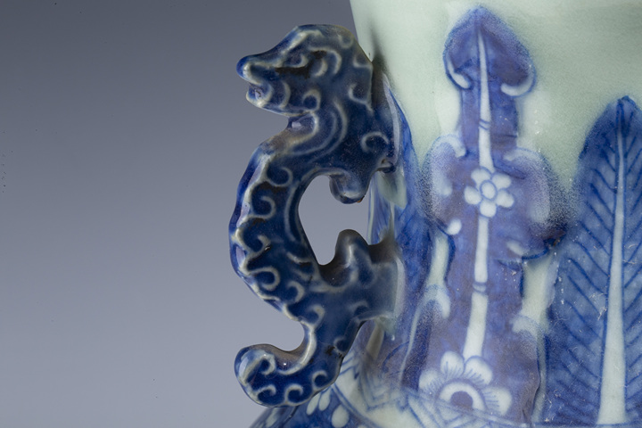 古玩陶瓷清中晚·豆青釉青花龍鳳呈祥紋雙耳瓶拍賣,當前價格1148元