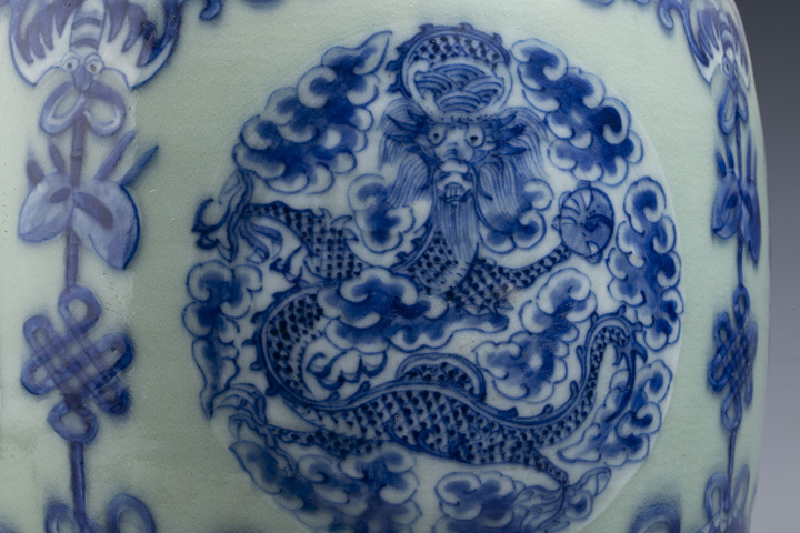 古玩陶瓷清中晚·豆青釉青花龍鳳呈祥紋雙耳瓶拍賣,當前價格1148元