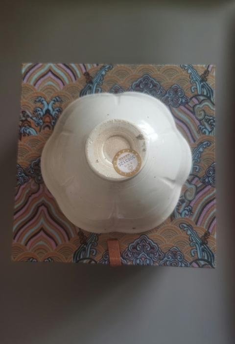 古玩陶瓷宋代白釉六瓣出筋花口碗(館藏級精品)拍賣,當前價格16800元