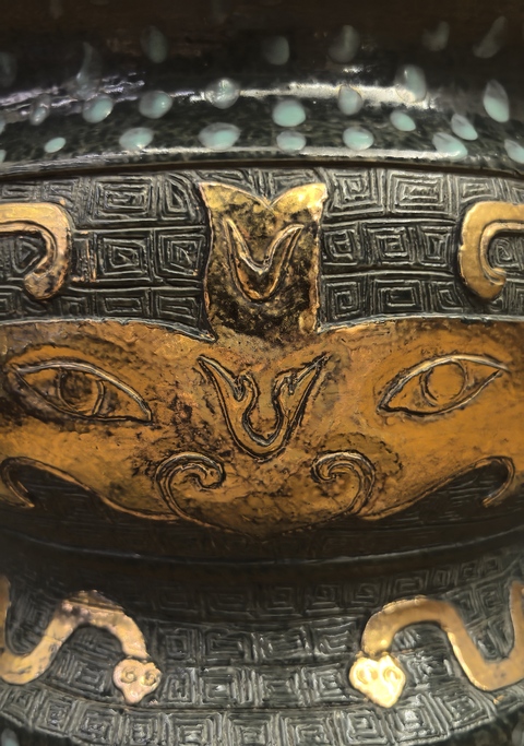 古玩陶瓷清晚期仿古銅釉饕餮紋描金簋式爐拍賣,當前價格28888元