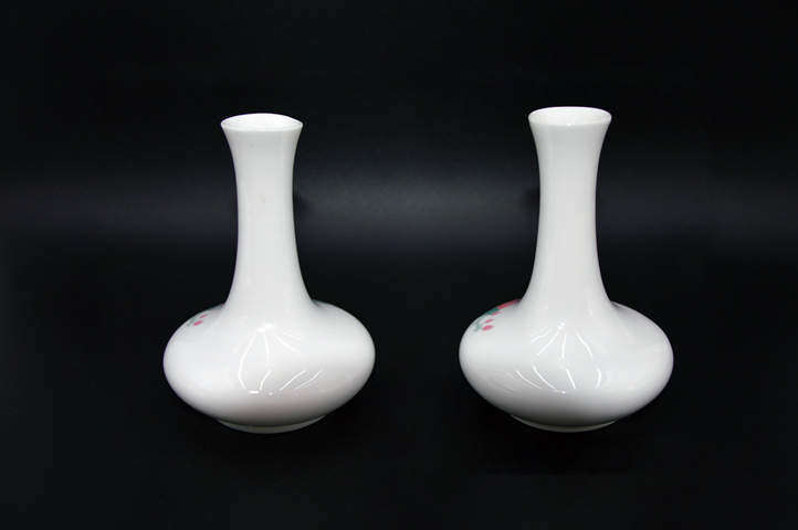 古玩陶瓷【醴陵瓷】彩繪花卉紋長頸瓶拍賣，當(dāng)前價格100元