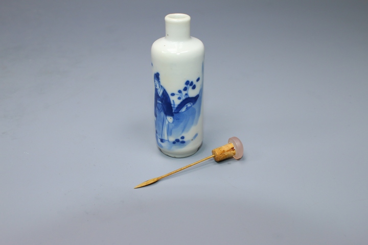 古玩陶瓷清晚期·青花攜琴訪友圖鼻煙壺拍賣,當前價格1600元