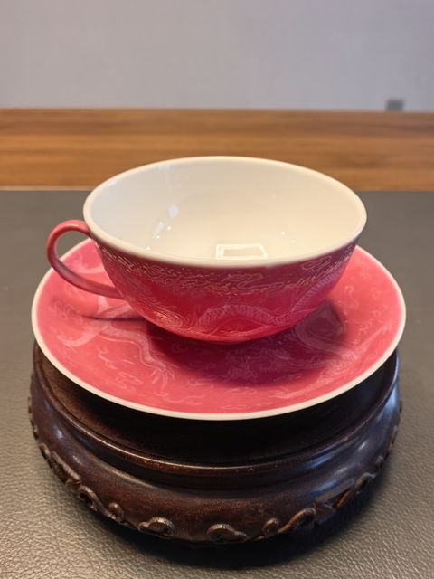 古玩陶瓷大清光緒年製官窯款胭脂紅軋道龍紋杯碟拍賣,當(dāng)前價(jià)格880元