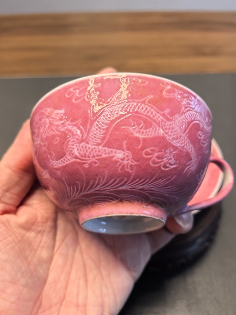 古玩陶瓷大清光緒年製官窯款胭脂紅軋道龍紋杯碟拍賣,當(dāng)前價(jià)格880元