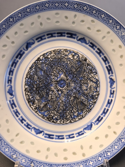 古玩陶瓷民國玩玉款青花加彩花卉紋玲瓏瓷盤拍賣，當前價格198元