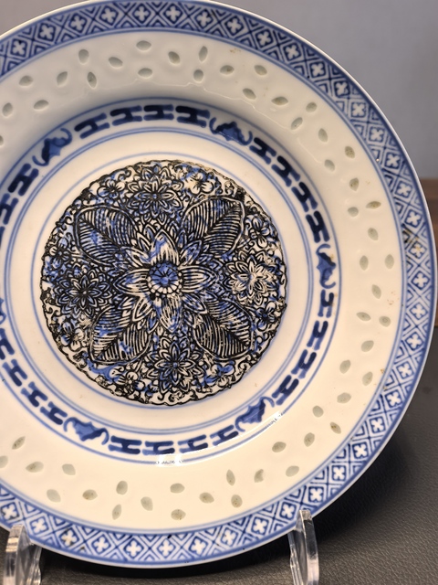 古玩陶瓷民國玩玉款青花加彩花卉紋玲瓏瓷盤拍賣，當前價格198元