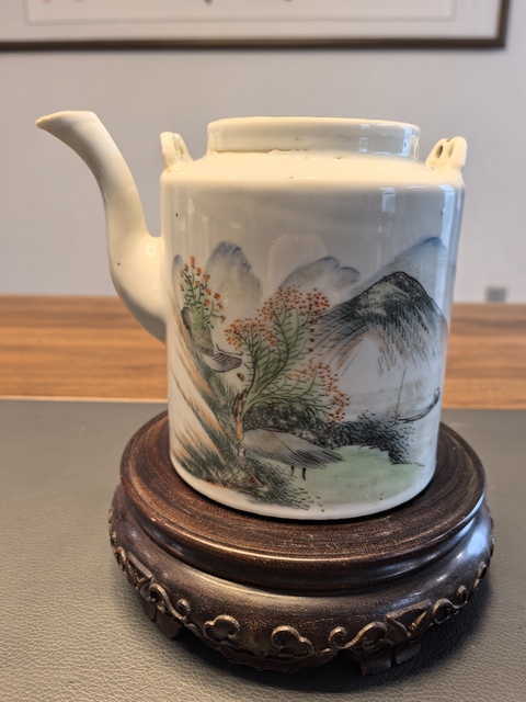 古玩陶瓷大名家袁義興淺絳彩山水人物紋茶壺拍賣,當前價格1600元