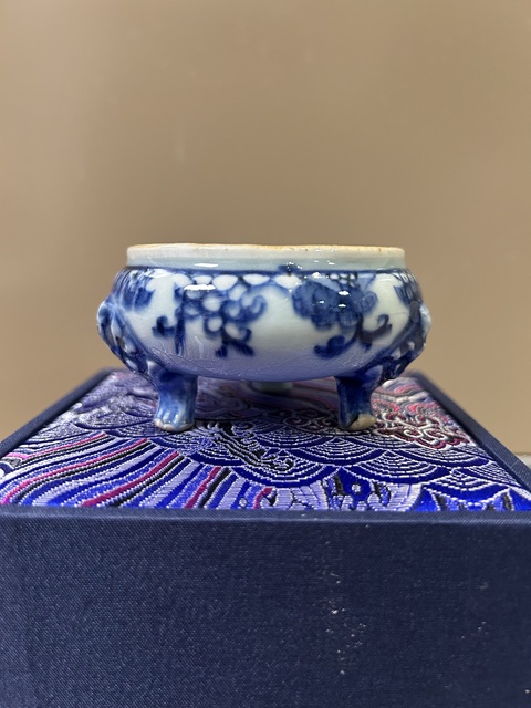 古玩陶瓷清·雍乾青花三足香爐拍賣,當前價格15000元
