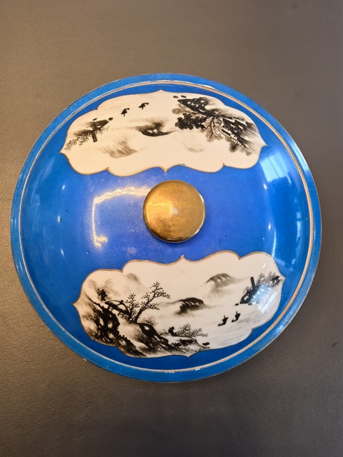 古玩陶瓷民國(guó)名家·藍(lán)地開窗墨彩山水紋蓋鍋拍賣,當(dāng)前價(jià)格3500元