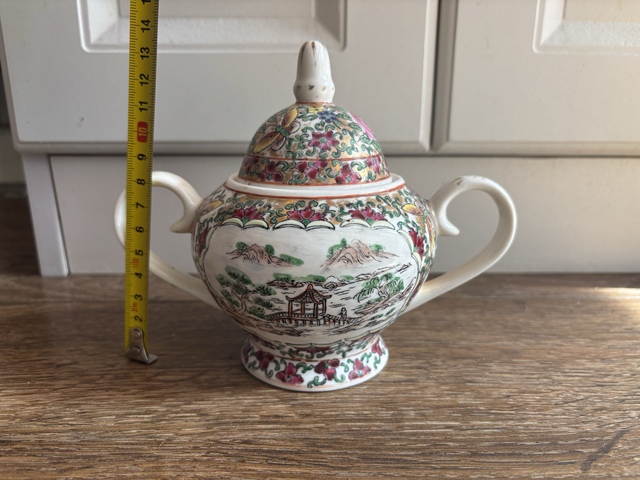 廣彩山水花鳥(niǎo)紋雙耳壺拍賣(mài)，當(dāng)前價(jià)格399元